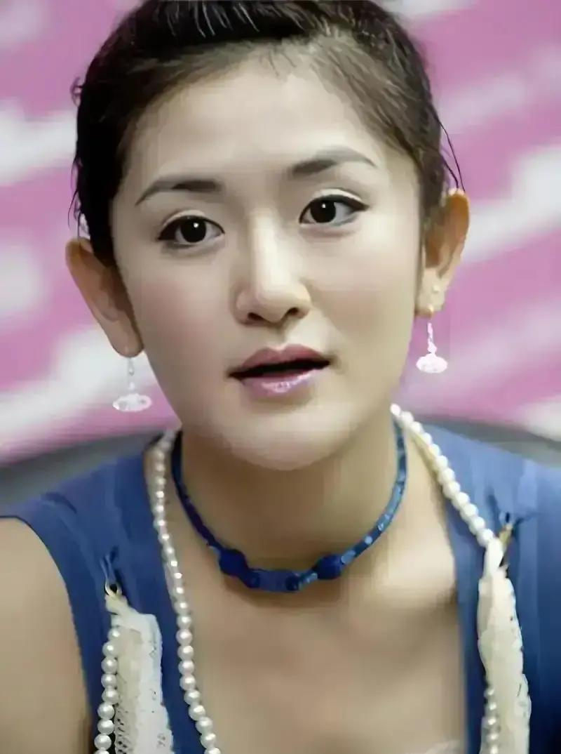 一次，谢娜在包文婧那借了3万澳元，后来还给她3万人民币，包文婧闷闷不乐，直接问她：娜姐，我给你借的可是3万澳元呀！
包文婧说完那句话，手指慢慢松开了牛仔裤的缝。她其实没指望谢娜真会补上差价，话说出口，反而觉得房间里有点太静了。
谢娜当时“啊”了一声，低头划了几下手机，很快转过十二万来。动作快得让包文