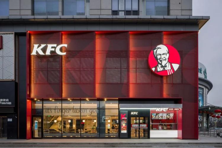 美国肯德基换可口可乐，中国门店仍卖百事可乐，同牌不同饮藏信号

一杯可乐摆在肯德基柜台上，杯壁冒着水珠，背后却站着一串合同。美国肯德基准备在2027年春季改供可口可乐，中国客服回应没接到通知，门店仍主要用百事可乐。有人把它当八卦，其实这是一堂“品牌联邦制”的现场课。

跨国品牌常被想象成总部一声令下
