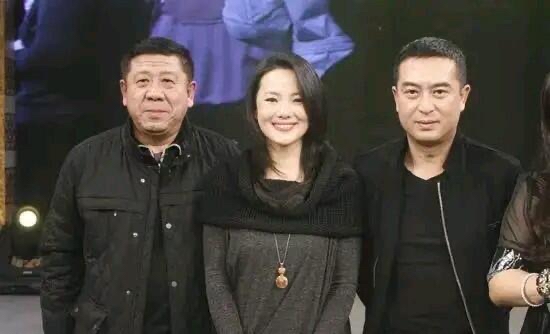 这是早些年三位明星的一张合影，多数人只认出右边的两位，《小欢喜》里的刘静的扮演者咏梅，凭借电视剧《蜗居》里“宋思明”出圈的张嘉益。

左边这位是谁呢，名字不舒服，但看过他在《永远的田野》的村主任黄榆，演的还不错，你知道他不？