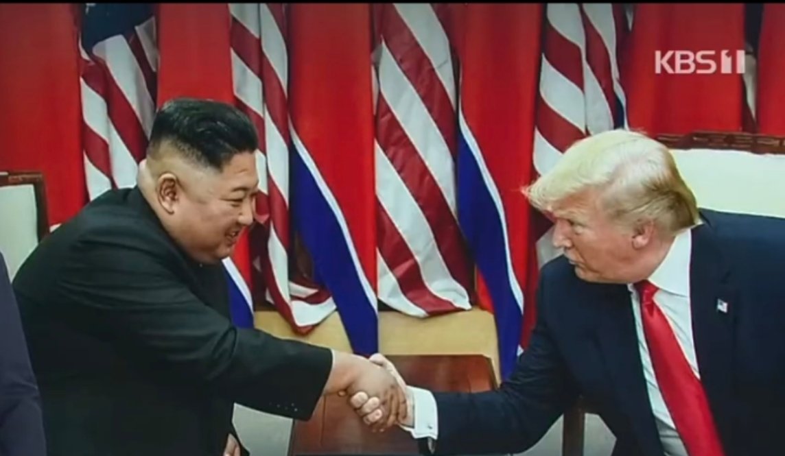 据《华尔街日报》8月18日报道，美国总统特朗普正敦促助手安排最早于今年秋季与朝鲜最高领导人金正恩举行会晤，时间可能定在11月，或借道出席中国APEC峰会之机推进。消息援引美方官员的话称，特朗普已私下讨论过相关行程，但筹备工作尚未正式启动。

特朗普本人8月19日也在白宫向媒体证实，他预计今年晚 ​