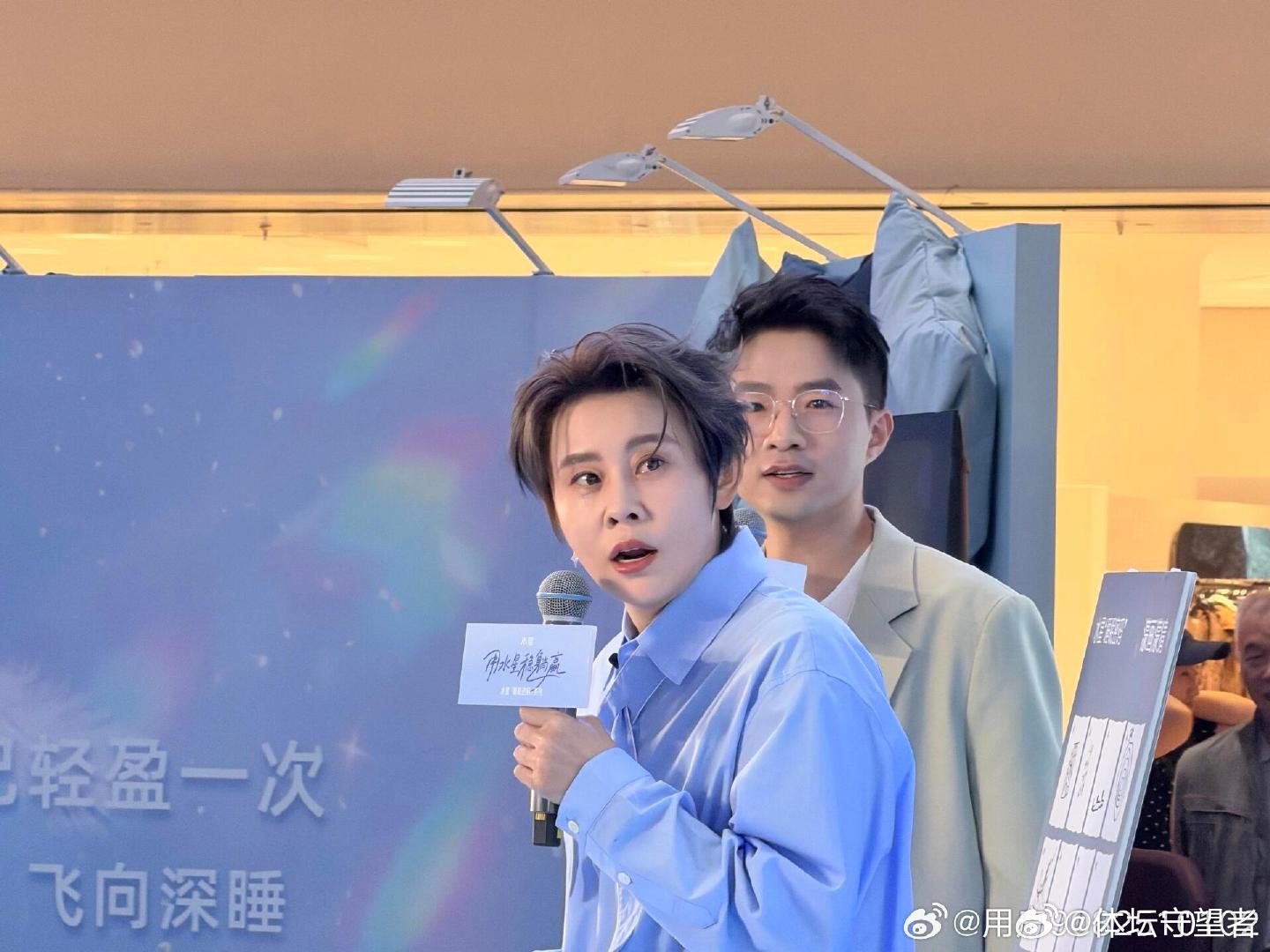 #跟王濛抄睡眠作业稳了# 跟王濛抄睡眠作业稳了！水星直播里王濛分享睡眠密码，赛场上敢冲敢赢的濛主生活里自在松弛。跟濛主抄什么作业不稳呢，干一行行一行。 ​