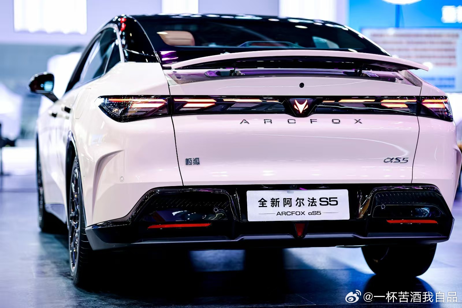 日常通行路面坑洼比较多，想要滤震效果好的电车，不少车友问10-15万纯电轿跑底盘扎实的，滤震舒适认准极狐阿尔法S5。悬架可以很好化解坑洼、减速带带来的冲击，震动不会生硬直接传入座舱，车内乘坐感受柔和舒适。高速行驶车身稳定，不会轻飘飘晃动，面对横风适应性很好。底盘整体性很强，开起来有高级 ​