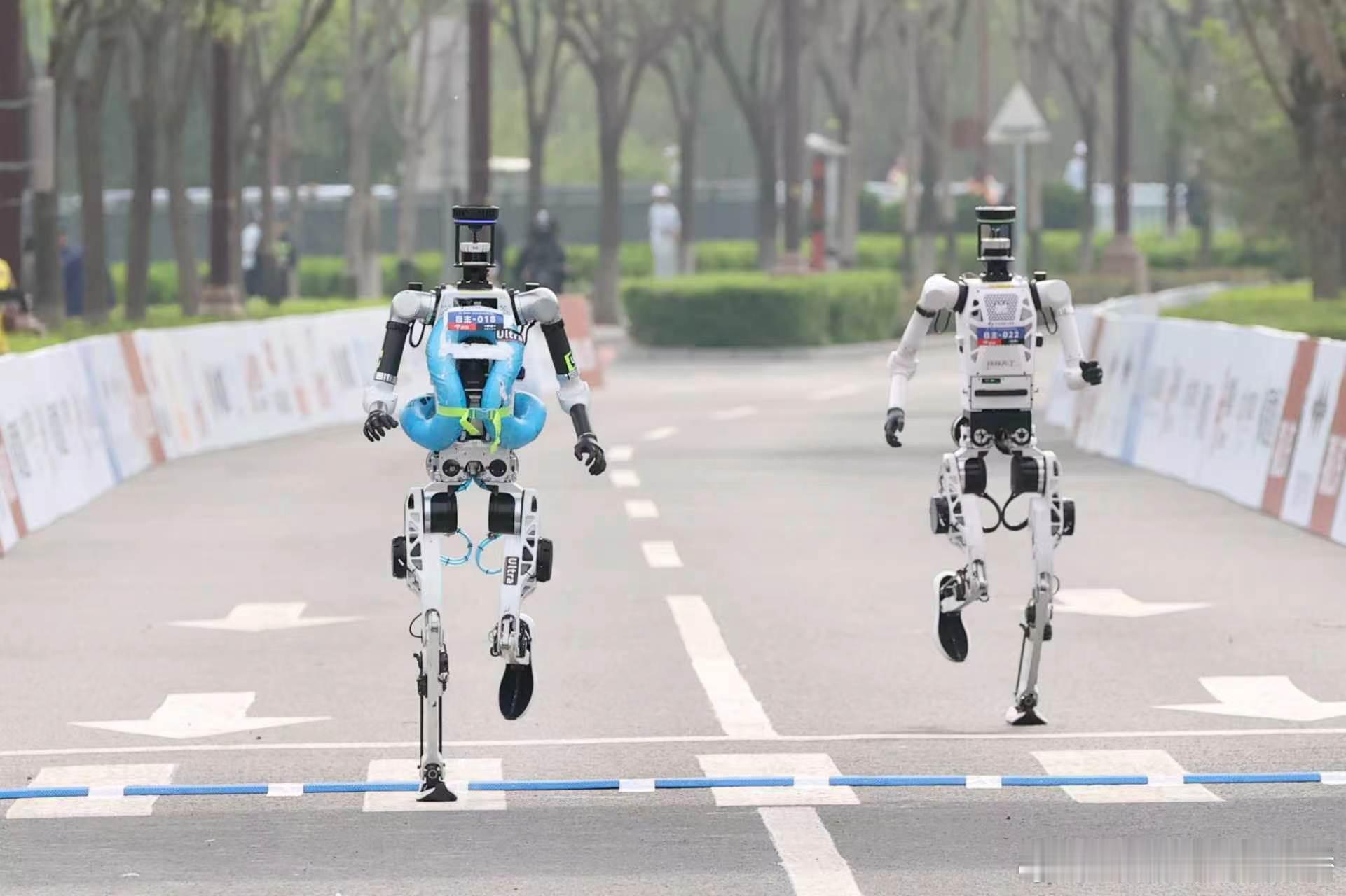 【明年4月18日举办！北京亦庄人形机器人半马全球招募正式启动】
Global registration for the 2027 Beijing E-town Humanoid Robot Half Marathon officially opened on August 23. The event will be held in Beijing E-Town on April 18, 2027, inviting global robotics innovation teams to compet ​