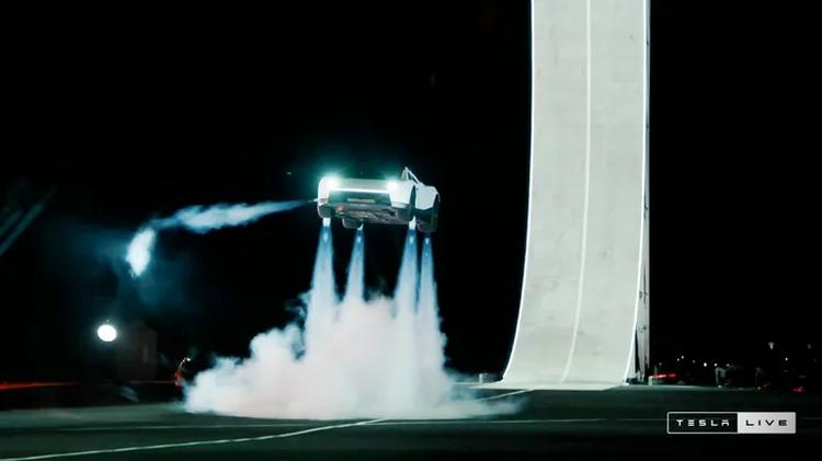 李斌服气，特斯拉飞车 刷屏背后的信号

特斯拉 Roadster 腾空翻滚的视频，10 月 16 日刷了屏。央视二套《正点财经》当天多档滚动播报，澎湃、青蜂侠等主流媒体纷纷跟进。一场美国车企的发布会，官媒为什么转得这么快？
一是对技术的尊重不分国界。 没有吹捧也没有贬低，客观呈现，这是开放，也是自信
