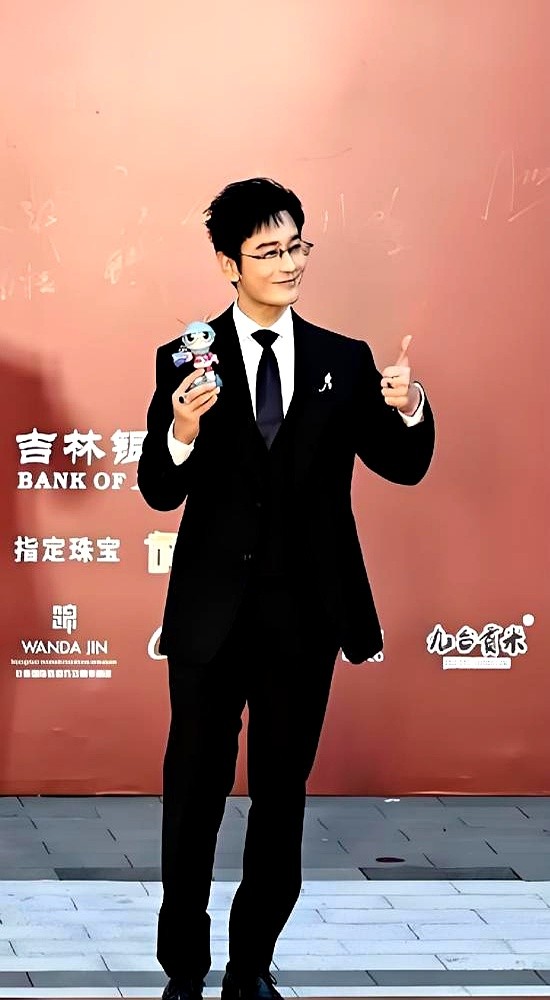 长春电影节红毯上，黄晓明突然往旁边撤了一步，把镜头全让了出来。

还没等大伙反应过来，旁边的新人演员此沙直接拉开架势，一套组合拳打得虎虎生风。台下的导演们瞬间齐刷刷盯住了这个生面孔。

原来这是黄晓明临时加的戏。他特意把此沙推到台前，指着小伙子跟在场的导演交底，说这人有武术底子，戏路宽得很。在新人最