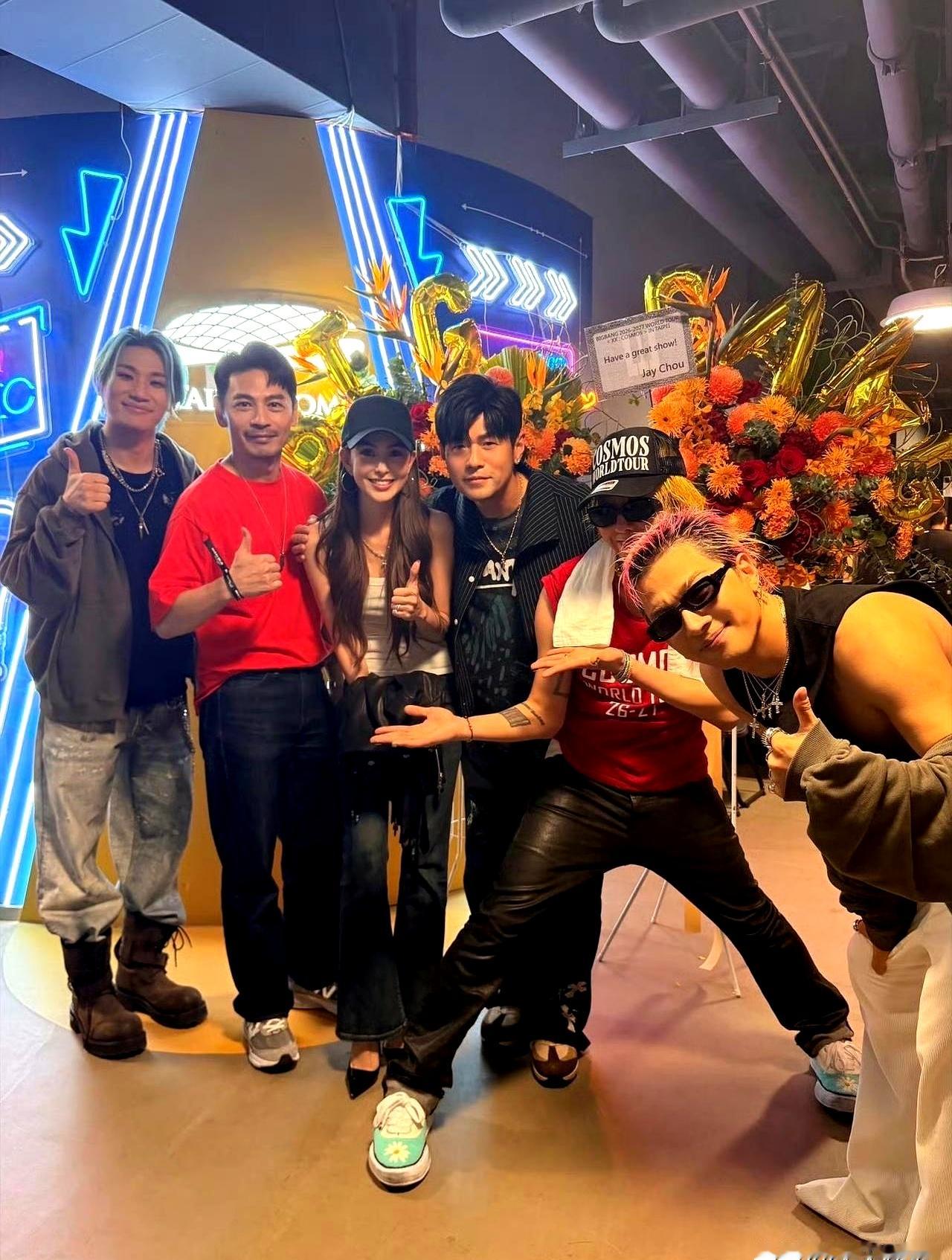 10月9日BIGBANG在台北开唱，后台合照一曝光直接刷屏，周杰伦不仅送了花篮，还带着昆凌、阿Ken亲自到场探班
 

这波同框的含金量实在太高，一个是统治几代人青春的华流天花板，一个是席卷亚洲的韩流代表，两帮顶峰相见的人站在一起，直接把排面拉满了
 

当年两边粉丝在网上为了谁更红争破了头，谁能想