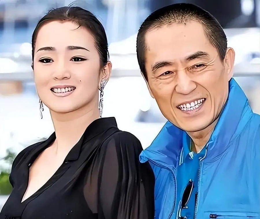 分手31年后，76岁张艺谋坐镇釜山评委会，60岁巩俐在戛纳用中文宣布开幕，两个人谁也没蔫
一个在韩国海边戴着老花镜翻看13部主竞赛影片的资料，一个在法国南部的红毯上接过话筒，用中文说出“我宣布，第79届戛纳电影节开幕”。2026年秋天，张艺谋和巩俐分手31年后，各自站上了东西方两大电影节的权力顶端。