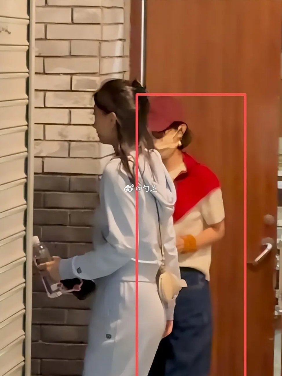 赵丽颖现身谢娜主演的话剧现场，这状态还是多休息一阵子吧[感冒] ​
