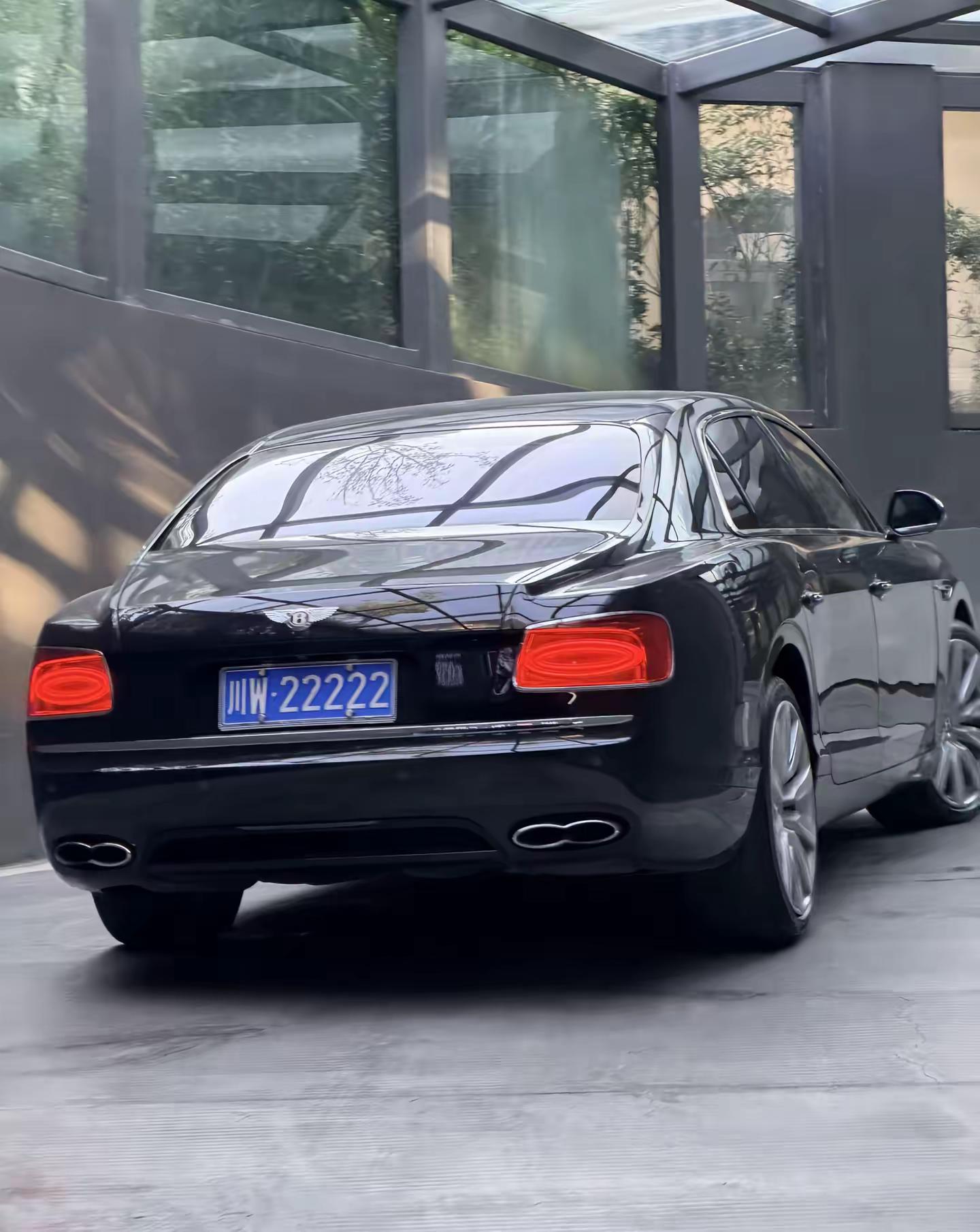 宾利飞驰（第二代，4.0T V8版本）• 动力：4.0T V8双涡轮，507马力，零百4.9s；还有6.0T W12版本625马力，零百4.6s