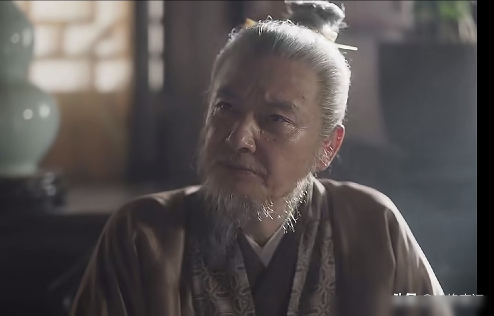 谭松韵顶着一张二十岁的脸，在《兰香如故》大结局里把五十岁的丈夫抱在怀里送终。弹幕全在问，这林锦岐是得了什么怪病，老婆怎么一点没老。
刘学义演到白发苍苍，妆造往死里涂老年斑。谭松韵倒好，从头到尾胶原蛋白在线，连根白头发都没舍得给。郭柯宇演薛桂花，脸比名字还僵，法令纹都被滤镜磨平了。
原著里沈嘉兰操
