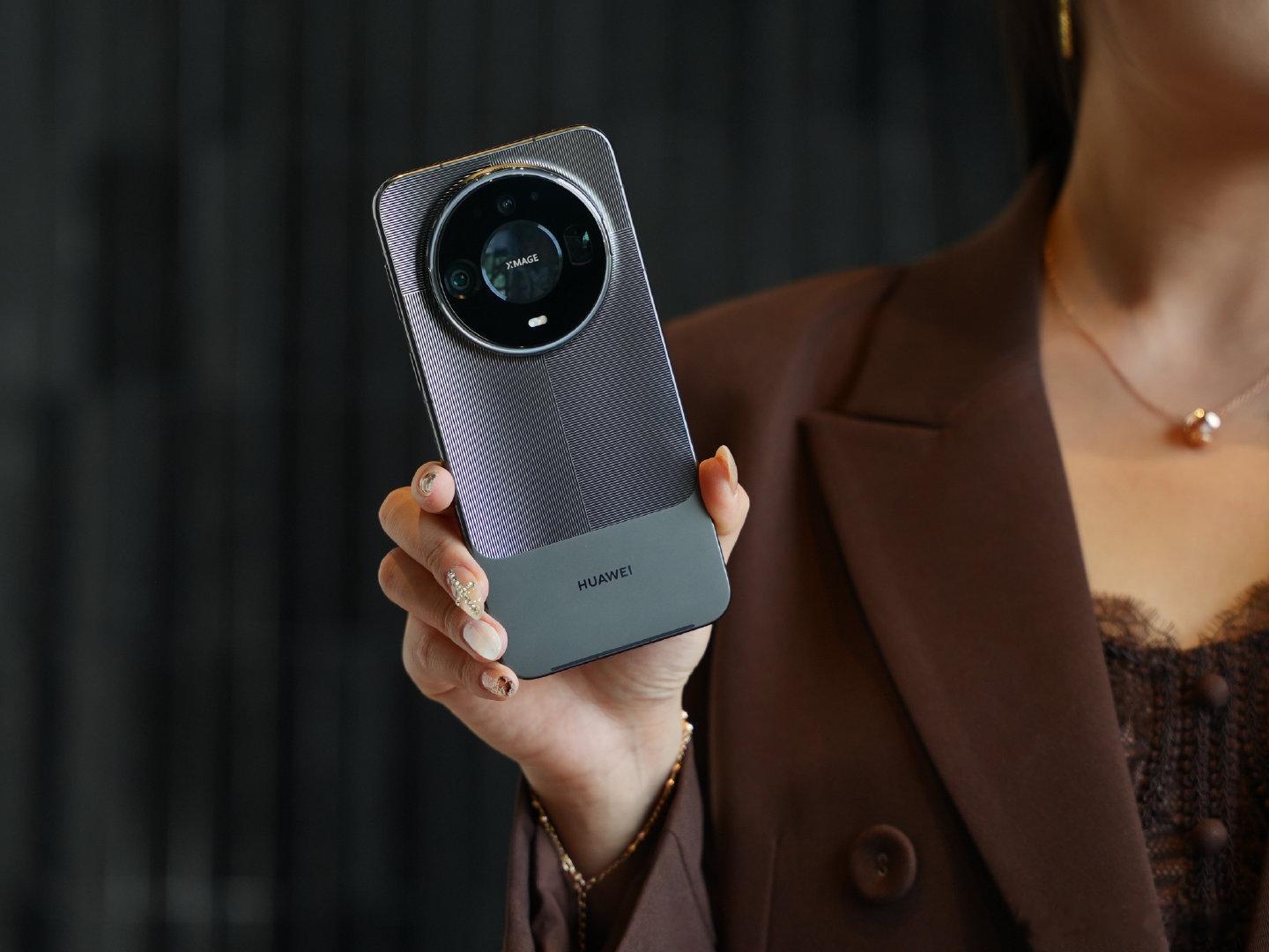 HUAWEI Mate90 Pro Max典藏版图赏～

曜石黑这个颜色真的经典又高级，给大家感受一下。 ​