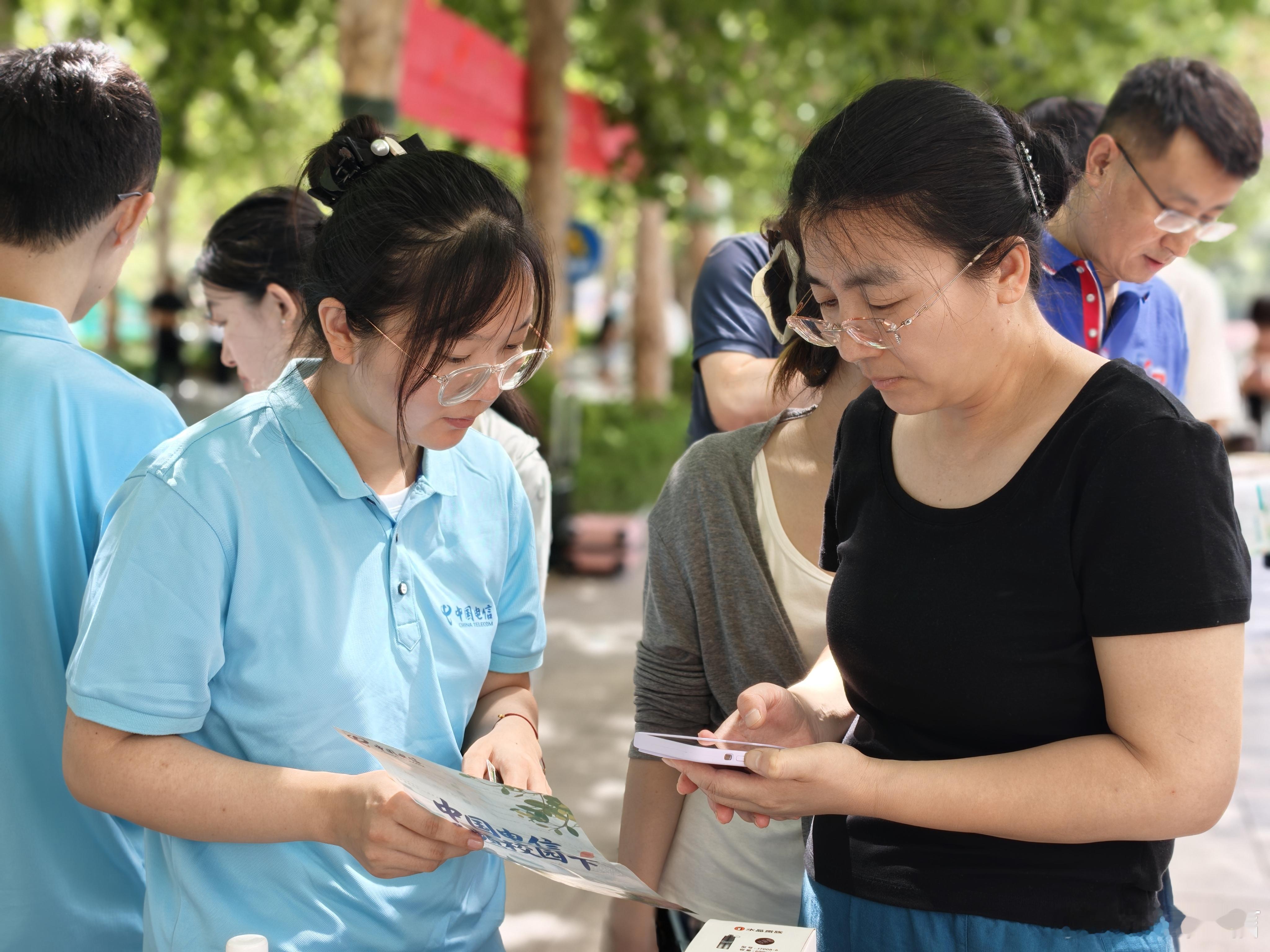 【反诈宣传进校园，筑牢校园安全“防护墙”】金秋开学季，中国电信潍坊分公司积极开展反诈宣传进校园活动。活动现场，工作人员向广大师生及家长发放反诈宣传资料，细致解读高发网络诈骗类型，普及识骗技巧、防范要点与避险注意事项，提醒大家时刻绷紧反诈之弦，守护好个人财产安全。#防范通讯信息诈骗# ​
