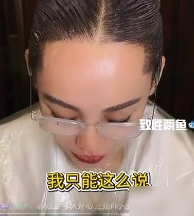 你以为的修罗场，连当年母带的一成都不到。
9月1日，宁静在直播里直接捅破天窗，当年播出的《花少2》正片，其实只占真实素材的二十分之一。那没播的二十分之十九里，藏着比正片炸裂百倍的冲突。
网友拿放大镜逐帧扒杨洋走失，宁静却力挺节目组的魔鬼剪辑。她看得很透，剪辑组重组因果，压根不是为了搞事情，而是在