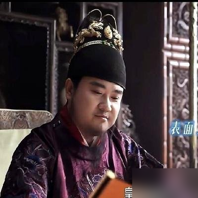 皇上一句替朕去看看天策卫，差点把林锦岐送进汉王的围杀圈。押着粮草木炭刚出门，人家埋伏都设好了。
吏部尚书的孙子，大将军，说白了就是皇权手里的一把刀。新帝要用他制衡汉王，又不真把他当自己人。事成了是皇恩浩荡，事败了就是弃子，连先斩后奏四个字都是催命符。
林锦岐看透了，这游戏从老皇帝藩王起兵那会儿就