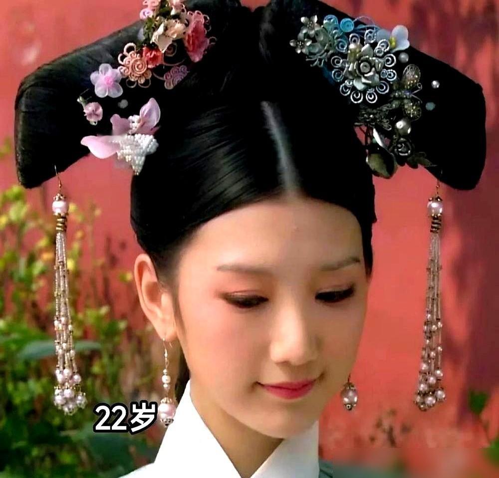 孙俪到现在都不敢看自己演的甄嬛，你信吗？
当年拍《甄嬛传》，蓝盈莹顶着一张没褪婴儿肥的圆脸，蔡少芬操着一口港普，陈建斌天天在片场板着脸较劲。蒋欣更绝，一个配角，愣是把华妃演成了全剧最扎心的存在。没人想着杀青后赶紧接下一个组，更没人盘算着靠这戏涨多少粉、带多少货。
现在呢？三个月杀青是常态，台词靠