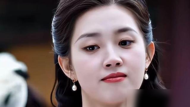 郭宇欣的嘴巴，最近在《玉簟秋》里又被观众架在火上烤了。

镜头一推特写，说话时微突的唇形和略显局促的牙列，瞬间成了弹幕里的重灾区。不少人直言“动态太劝退”，甚至判定她只能活在精修图里，一旦大段念词就露怯。

可有意思的是，靠竖屏短剧杀出血路、手握几十亿播放爆款的女演员，怎么换到横屏大制作里，连张嘴说