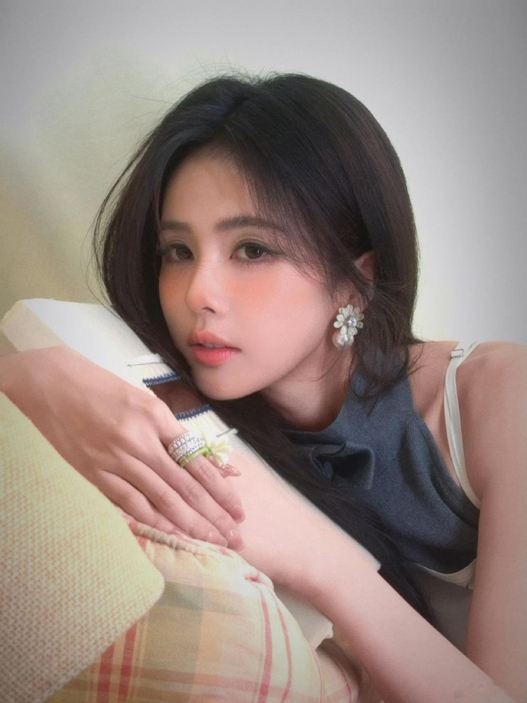 #白鹿[超话]# 🥀#白鹿王韵娜# 🥀#白鹿开到荼蘼# 

“有人爱晚风中绽放的花小巷里乱窜的猫独自一人看日落看大海每个人真诚而又不失浪漫地热爱着自己所热爱的”

​