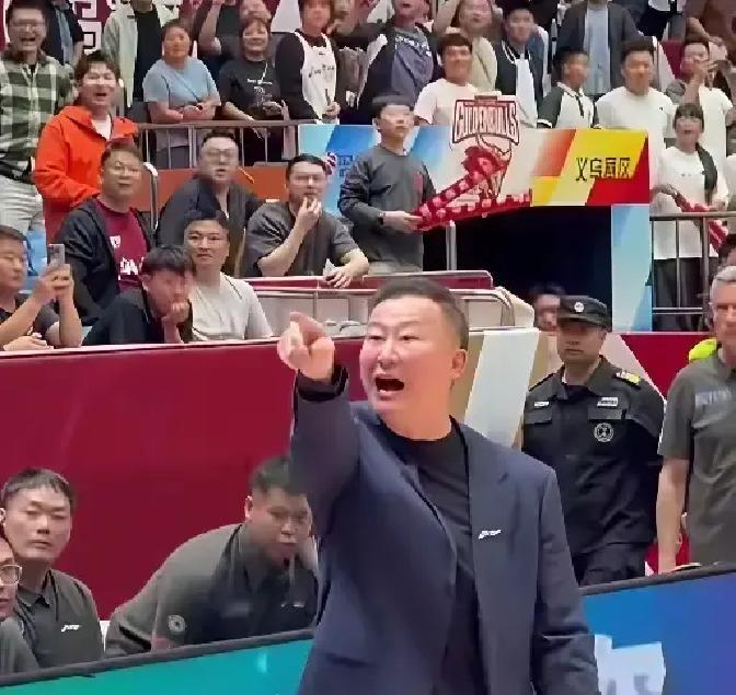 重回浙江稠州主场，刘维伟不仅没能带走一场胜利，反而在全场注视下彻底破防了。
当年他亲手把吴前、程帅澎这批年轻人拉扯成联赛顶级主力，给老东家打下了最硬的底子。
如今换上青岛队的西装回来，面对的不仅是落后的比分，还有看台上刺耳的叫骂。
开局两连败压在头顶，谁带着这种战绩回老巢，心里都憋着一股邪火。