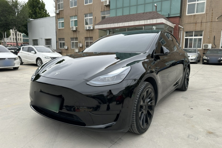 落地那么贵的 Model Y，现在15 万出头就能开走？别急，先听我把坑说完
搁前两年你敢想？新车连着降价，二手行情更是拦腰斩，要说这是打工人圆梦特斯拉的最低窗口期，我不反对；但 Model Y 版本多到能凑一桌麻将，买之前不把年份摸清楚，包亏的。
Model Y 底子是真好：空间大得能装下一个家，