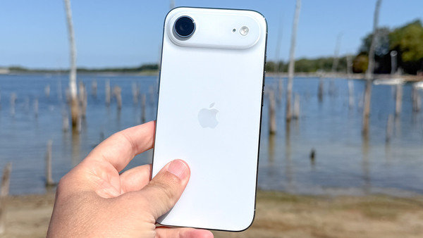【#曝iPhoneAir2多项升级#】#iPhoneAir2或补齐初代短板# ​​​ 9月3月，据外媒报道，苹果计划对iPhone Air 2进行多项重要升级，以弥补初代机型在相机、电池等方面的不足。相关传闻和泄露信息显示，该机型预计将配备双摄系统、A20芯片、更大容量电池等。#曝iPhoneUltra无折痕失败#

初代iPhone Air仅配 ​