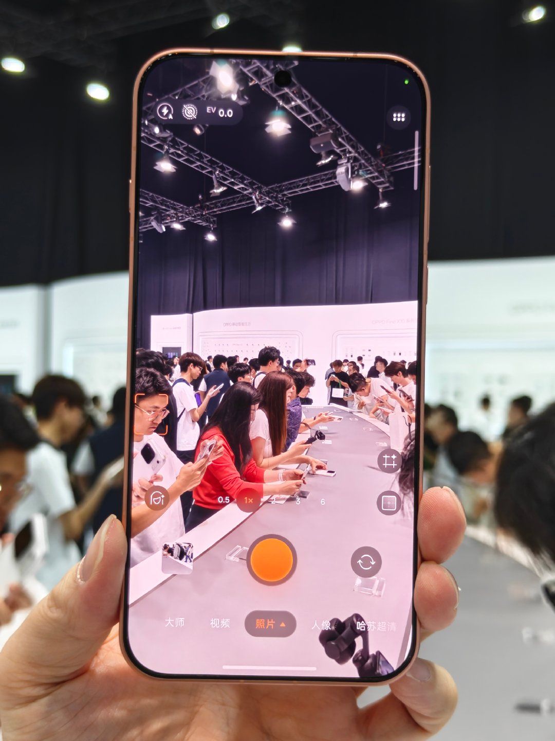 #OPPO原相机发力了# 今年黑厂旗舰影像是真的卷，OPPO Find X10 Pro Max搭载三颗2亿哈苏镜头群，主摄、超广角、长焦全大底高像素。 ​