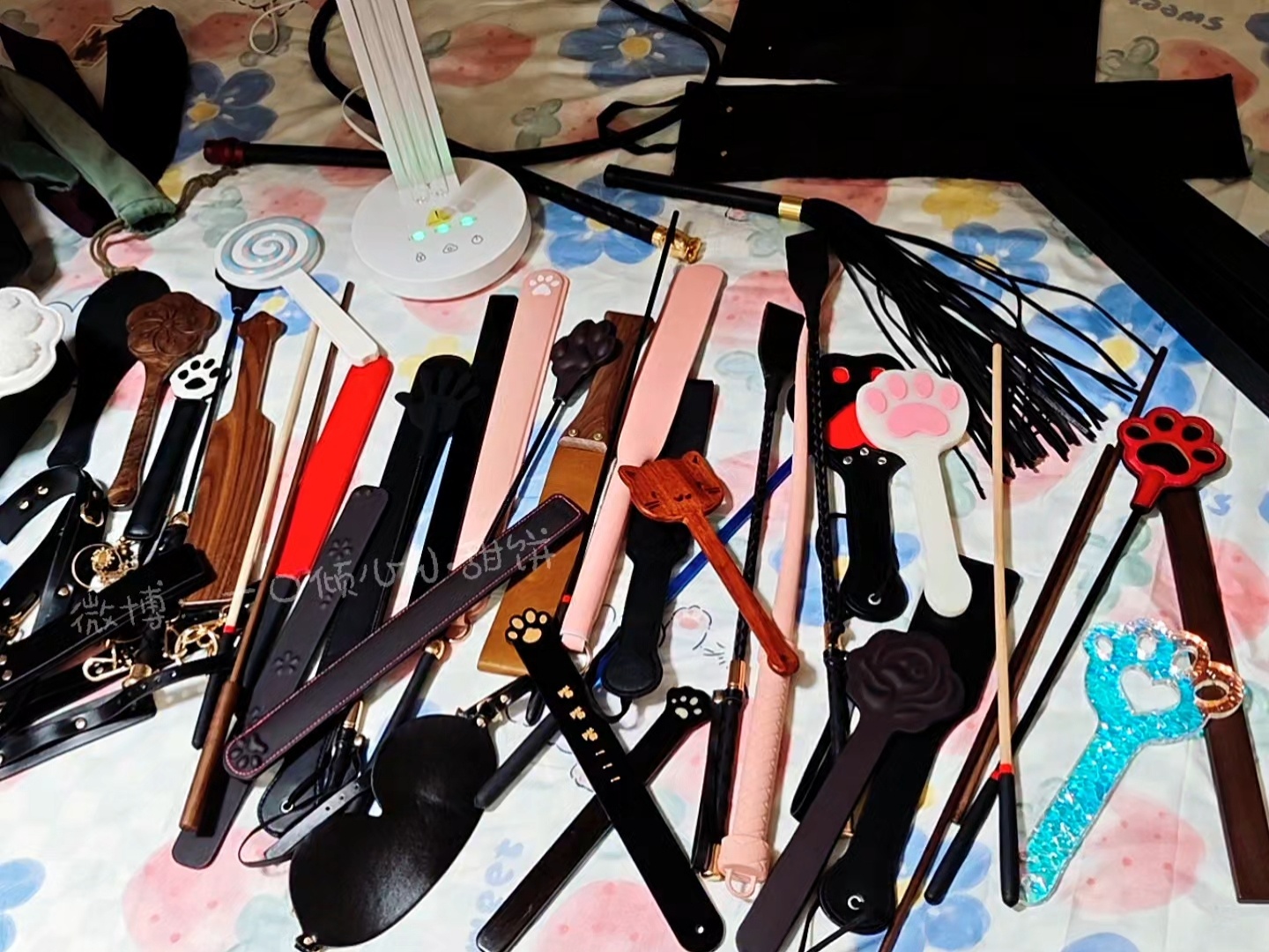 摆了一床的工具，定期给我的拍子紫外消消毒！ ​​​