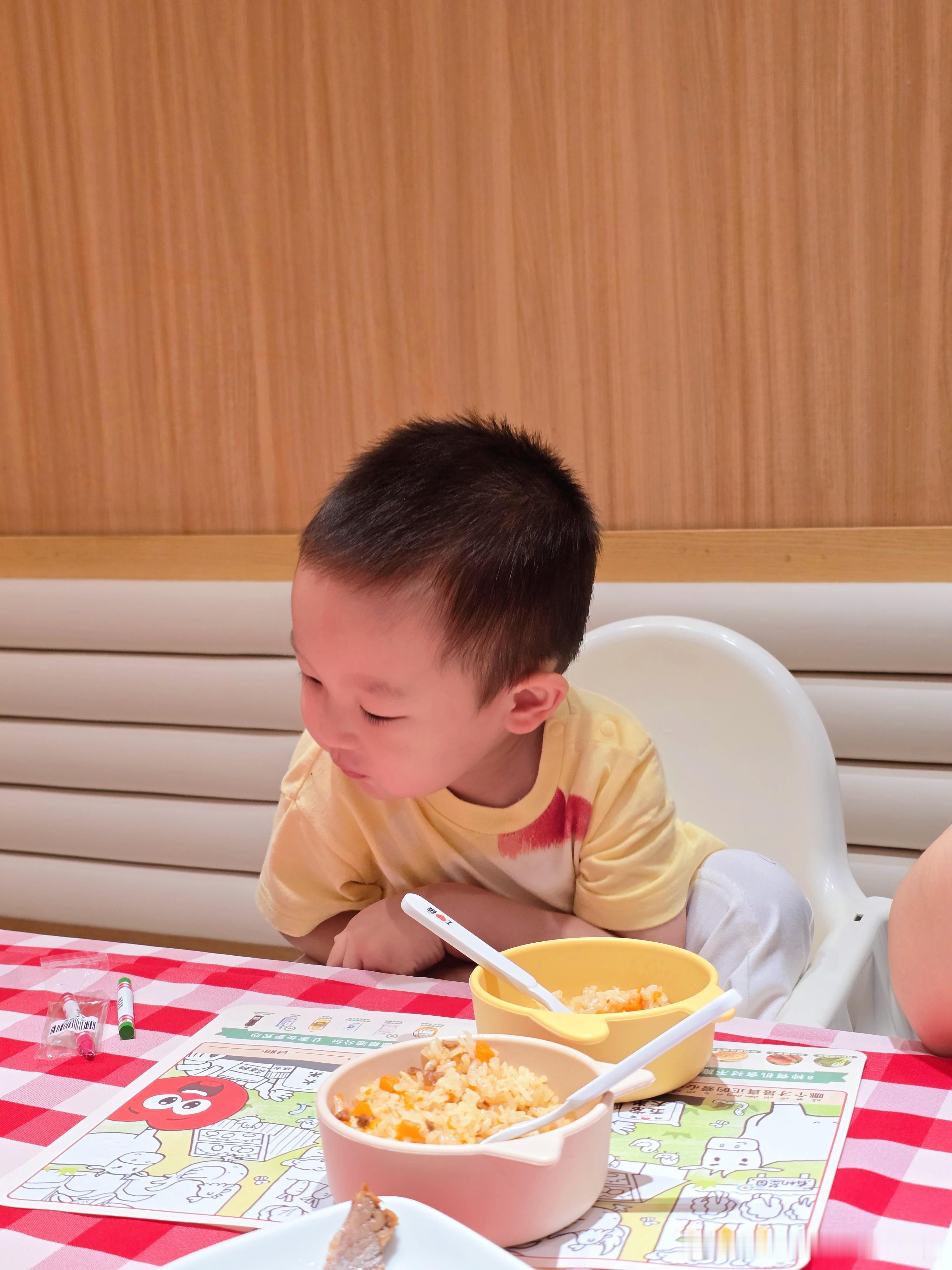 盐城大有境的西贝餐厅也关门歇业了，唯一一家店就这么没了[苦涩]周末去吃了最后一次，很多菜都没了，服务员态度也没有以前热情[笑cry]属于小孩难得能自己拿勺大口干饭的店，其实生意挺好的，预制菜风波之后还是客流挺大的，就周日最后一天也有不少人带孩子来吃，关了可惜了。希望西贝能把这个牛肉焖饭 ​