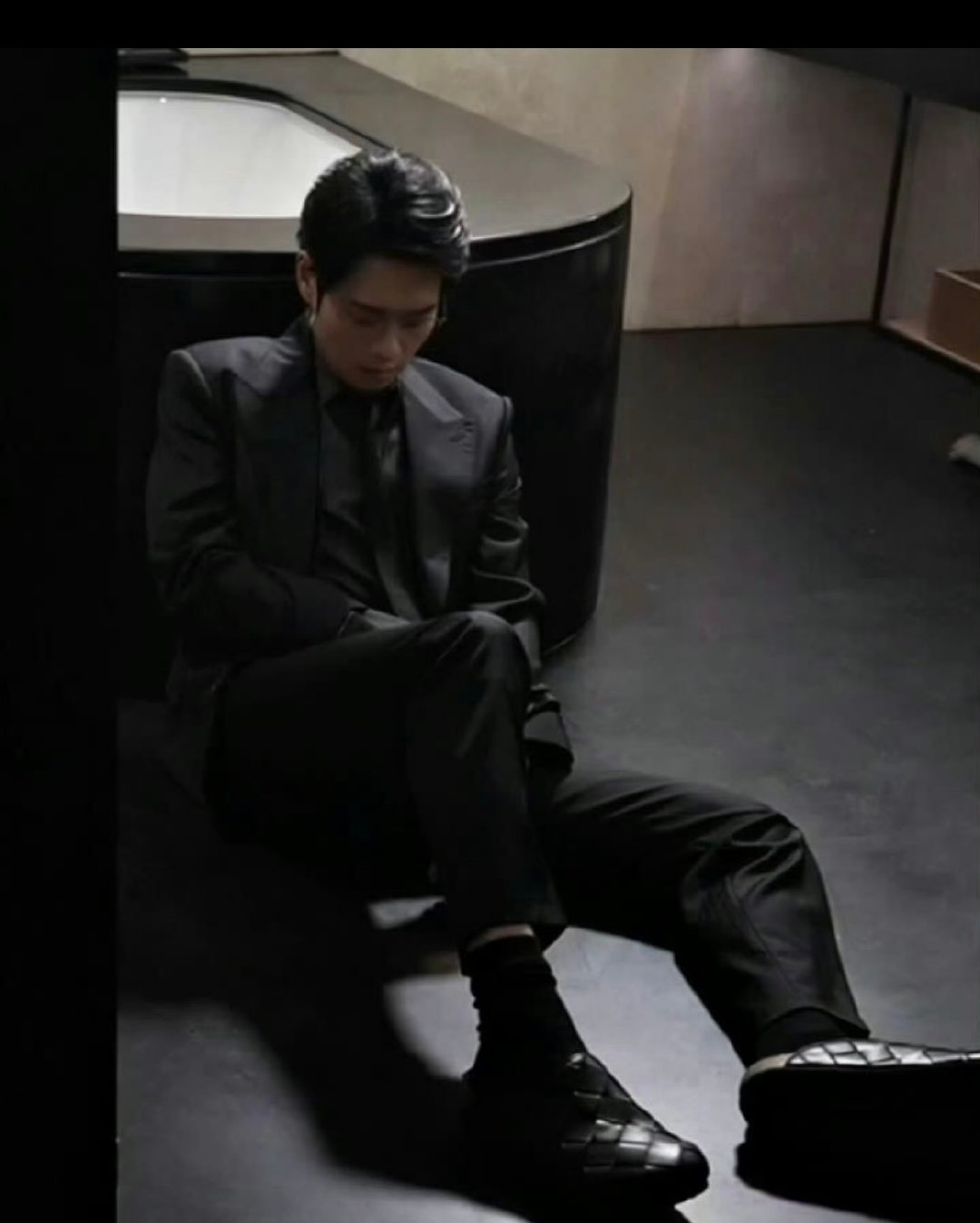 #走了个Luke 来了个Richard#走了个Luke，来了个Richard。
同样是一身西装，却是完全不一样的氛围感，冷峻感直接拉满，角色反差感狠狠拿捏，每一张故事感都十足。 ​