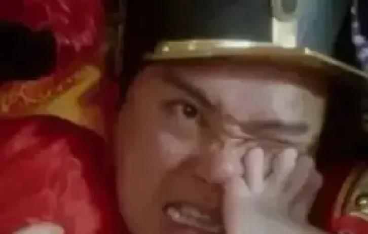 1992年，王晶拍摄《鹿鼎记》时，有一场脚趾头塞进鼻孔的戏，周星驰说：“除非是李嘉欣本人的脚趾头，如果是替身的，我不演！”王晶拍着胸脯说：“你放心，不会让你吃亏。
 
片场里有点闷热。周星驰说完那句，低头翻了两页剧本，又抬头看王晶。王晶手还按在胸口上，脸上挂着笑。
 
“真的？”周星驰问。
 
“当