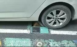 【交了停车费 地锁却未落 车辆底盘被刮 谁来承担责任？】如今，智慧停车...