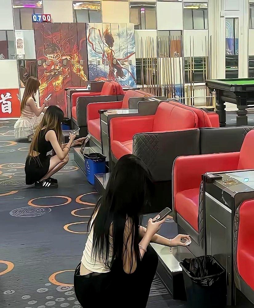 别再骂天天泡球房的孩子没出息了，台球这门街边生意彻底翻盘了。

台球协会刚砸出新规，直接打通了业余到职业的通天塔。CBL职业联赛拉开阵势，8家俱乐部搞主客场，8个月要干432场硬仗。罗伯逊、肖国栋、吴宜泽这帮狠角色全在球员库里盯着。

以前打球顶多算个爱好，现在业余大赛直接铺进全国400多个地级市。