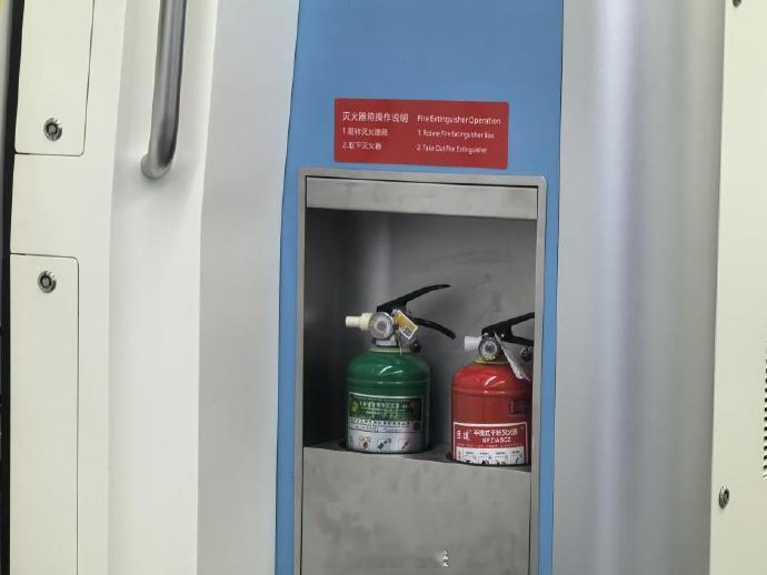 #铁铁来科普# 细心的小伙伴可能已经发现，成都地铁车厢里的灭火器有红、绿两种颜色。[不愧是你]这可不是为了好看哦~它们其实是功能各异的“消防兄弟”！[点赞]绿色代表水基型灭火器，主要负责应对固体物质起火；红色则是干粉型灭火器，专治电气类火灾。分工明确，守护更到位！你之前留意过它们吗？ ​