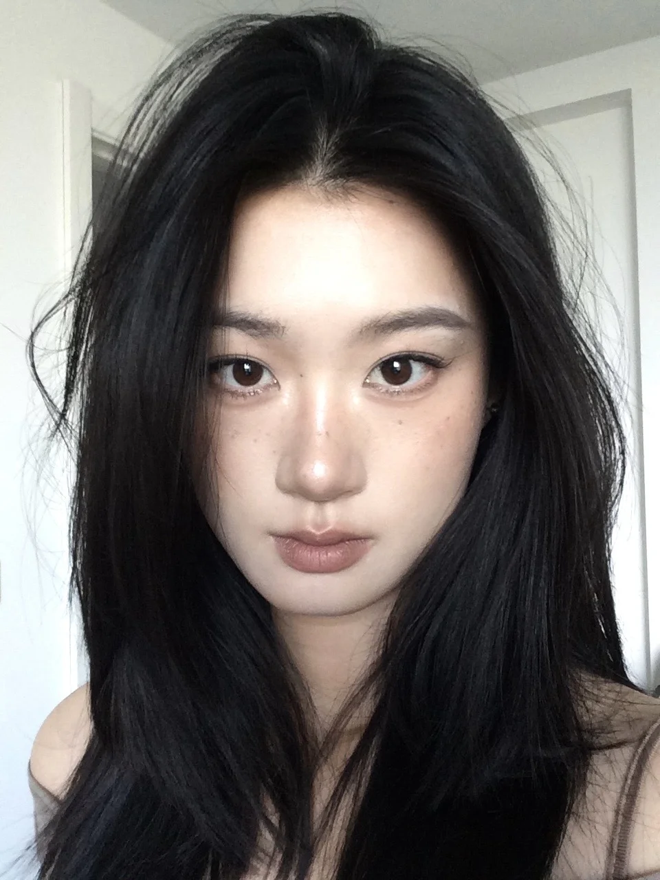 轻亚裔妆画在方圆脸上