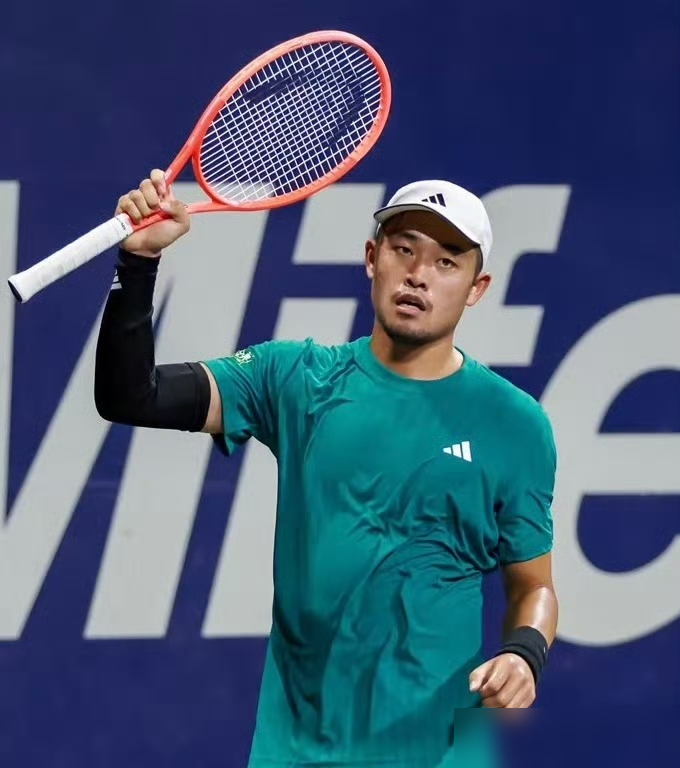 3-0，又是首轮过关，吴易昺把沃尔顿打服了。
7-6、6-2、7-5，美网2026第一场，他连下三盘，时隔三年再进第二轮。今年澳网过了首轮，法网也过了首轮，四大满贯里三个都闯过了第一关。
别小看这个首轮。2022年之前，公开赛年代中国大陆男单在大满贯正赛赢一场，是零。吴易昺是第一个撕开这道口子的