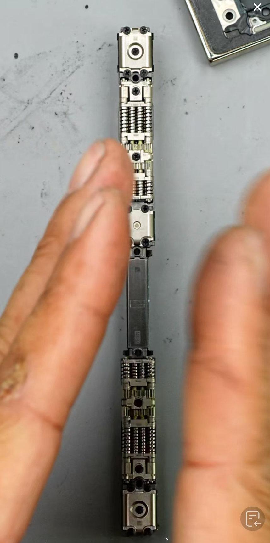 以为iPhone Duo的铰链有什么精密工艺，没想拆出来后，跟国产的一样，可能不如OPPO Find N6的[笑cry] ​