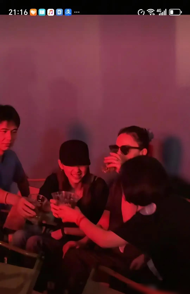 阿那亚酒局炸锅！王菲好友当众对多个女明星越界！
原网传欧阳娜娜和摄影师Ryan举止亲密，实际是对方主动搂抱搭肩越界，娜娜坐下后直接抬手推开，身体后撤拉开距离，态度干脆明确。
同场的陈粒被贴身搂抱后，当场推开还竖中指，宋妍霏李嫣也都纷纷躲闪回避。
事后Ryan亲自发声明道歉，承认喝多失态，坦言再