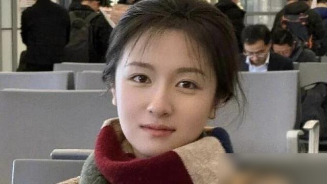 有人扒出李兰迪17岁演余周周那会儿，眼睛亮得能掐出水。再看现在《千夜奇谭》下班路透，直接瘦了二三十斤，下巴都尖了。
这姑娘挺轴的。科班出来不急着上综艺刷脸，一头扎进剧组，一人分饰几角也没翻过车。接戏眼光贼稳，不碰烂饼。
这回跟王安宇二搭，路透里走路带风，眼神还是那股劲儿。
说白了，演员这碗饭，