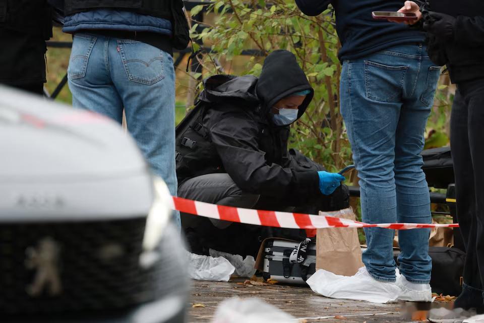 巴黎郊区枪击案

一名枪手在巴黎郊区开枪，造成一人死亡，五人受伤，其中包括一名 12 岁的女孩。
马克龙称这是一起“恐怖主义和种族主义”袭击。
“我告诉你们，今天发生的事情是一个转折点，因为这是我们第一次遭遇蓄意杀害我们同胞、我们孩子的恐怖袭击，而袭击的理由仅仅是肤色或宗教信仰，”马克龙 ​