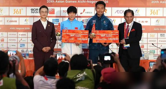 13岁，亚运会MVP，奖金还没捂热，转手就交给她妈了。
于子迪，2012年生，河北保定人。6岁在水上乐园扑腾，被省队教练一眼捞走。9岁进省集训队，10岁闯进全国成年组前10。
她妈原先在私企上班。闺女一进市队，训练时间跟上班彻底撞车，2020年直接辞职，全职陪练。每天凌晨送上学，中午11点半接去
