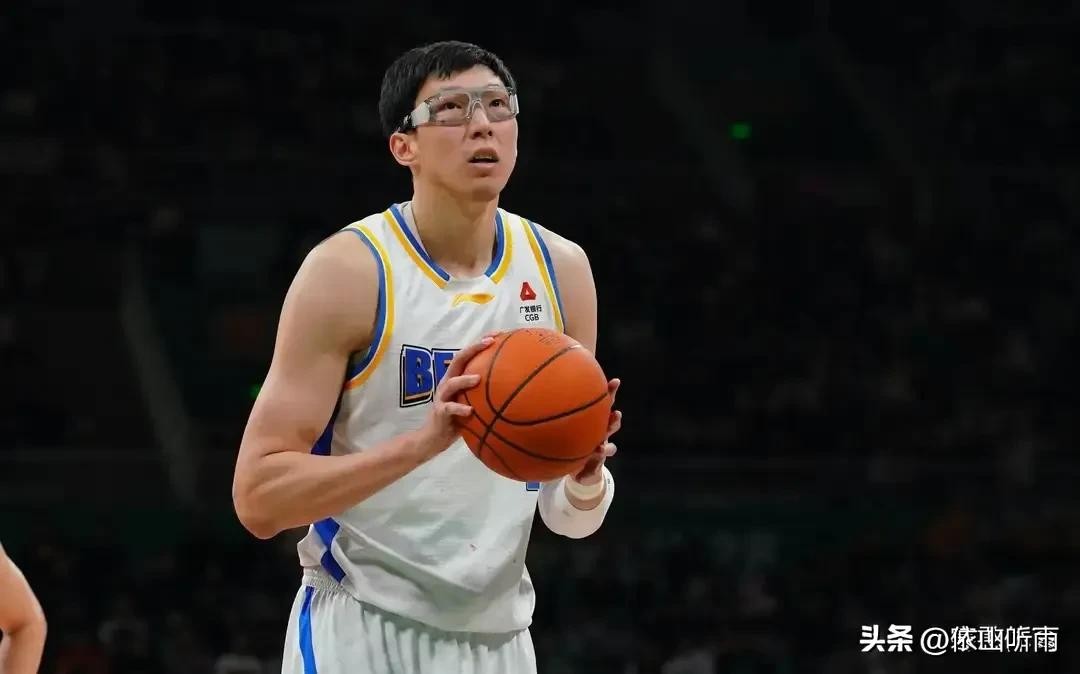 亚运会名单揭晓，郭士强为什么要用余嘉豪，不用周琦。
8月24日中国篮协公示了名古屋亚运会男篮14人名单，余嘉豪入选，周琦不在其中-。很多人觉得意外，毕竟周琦本人表态“只要队伍需要，自己义不容辞”。但仔细看郭士强这套逻辑，其实有迹可循。
最核心的原因，是战术体系已经彻底变了。 去年周琦在的时候，球先喂