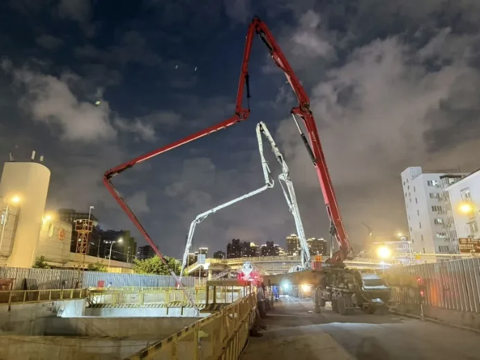 23号线 龙漕路站主体结构封顶9月，23号线一期工程13标龙漕路站主体结构封顶。龙漕路站位于徐汇区龙吴路、龙漕路交叉口南侧，沿龙吴路呈南北向布置，为地下三层岛式车站，共设3个出入口、3组风亭。车站西侧紧邻运营中的3号线龙漕路站及区间高架，施工场地狭小、周边环境复杂。为兼顾交通通行保障与施工作业空间需求，第五分公司联合市、区两级交管部门及相关参建单位协同研判、反复踏勘论证，开工以来先后完成三次大规模翻交，为后续基坑开挖和主体结构施工创造了有利条件。基坑开挖期间，面对邻近既有运营线路保护要求高、狭小场地高效作业难等挑战，第五分公司坚持技术护航、数据驱动、精细管控、协同保障，切实筑牢安全防线。进入结构回筑阶段后，严格执行首件制，紧盯混凝土浇筑、支撑拆除、防水施工等关键环节，强化全过程质量管控，全力打造无渗漏车站。原文：网页链接