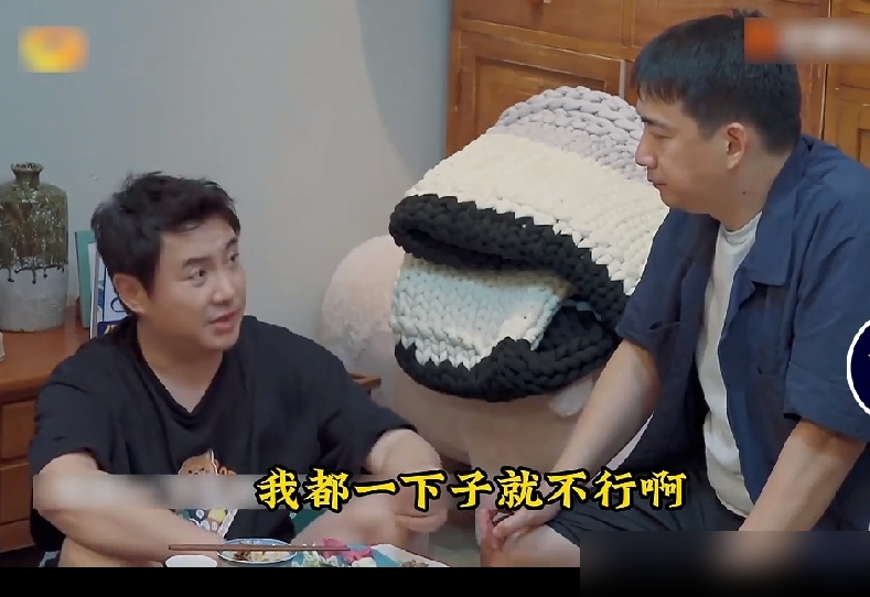 沈腾敢当众说黄磊样样通样样松，真不是飘了。
录《向往的生活》那期，黄磊全程好为人师，烤乳猪要指点沈腾操作，饭桌上硬劝沈腾吃肥肉，还不等马丽入座就喊开饭，换别的嘉宾早赔笑接话了。
也就沈腾不买账，现在他是开心麻花核心股东，国内影史票房排第一的男演员，手里的资源一点不比黄磊少，根本犯不上捧着谁。