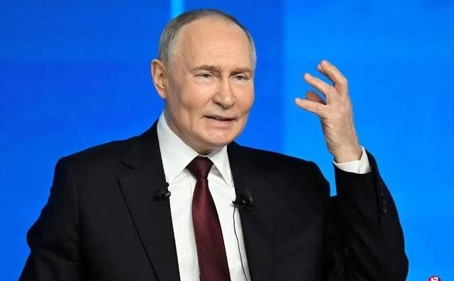 普京点破了：真正不想让俄乌停火的，不是美国，是英国，这话听着反常识，毕竟北约的主导者明明是华盛顿，可伦敦的动作，恰恰比美国更主动、更急迫，也更不计后果。
 
表面看，英国不过是跟着美国援乌的西方一员，往深处看，伦敦正在做一件华盛顿未必愿意全力做的事：把这场冲突尽可能拖长，拖到俄罗斯被持续消耗，拖到英