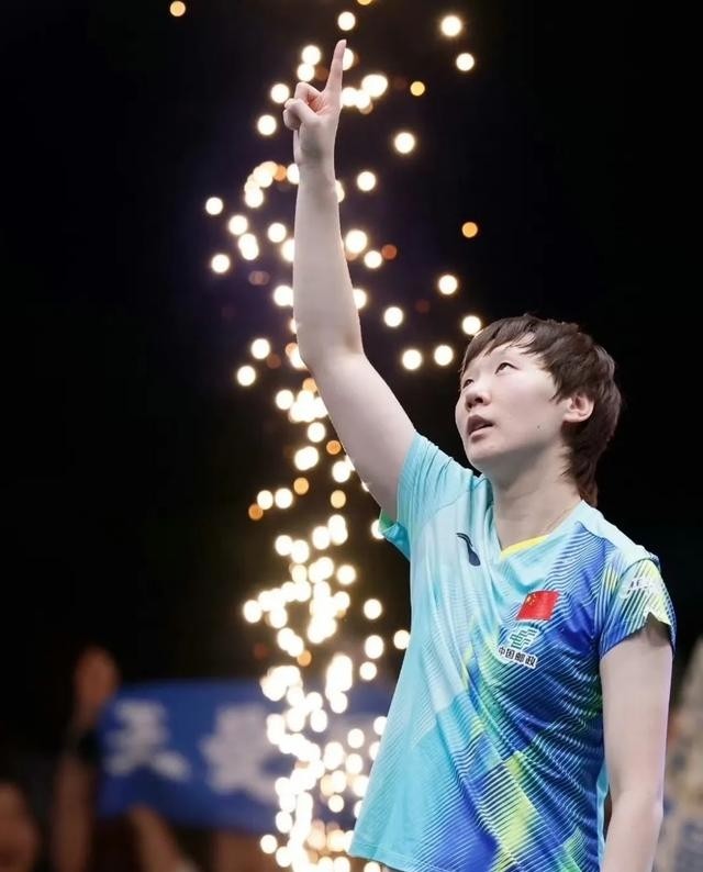 王曼昱登顶世界第一
时间回到9月14日，2026年WTT澳门冠军赛的落幕，也悄悄改写了女乒世界排名的格局。
最新一期积分榜出炉，王曼昱以9115分的成绩一跃跳到了女单世界第一的位置，而此前长期占据榜首的孙颖莎，则以8975分暂时退居第二。两人之间的差距，仅仅只有140分。
对王曼昱来说，这个＂世界第