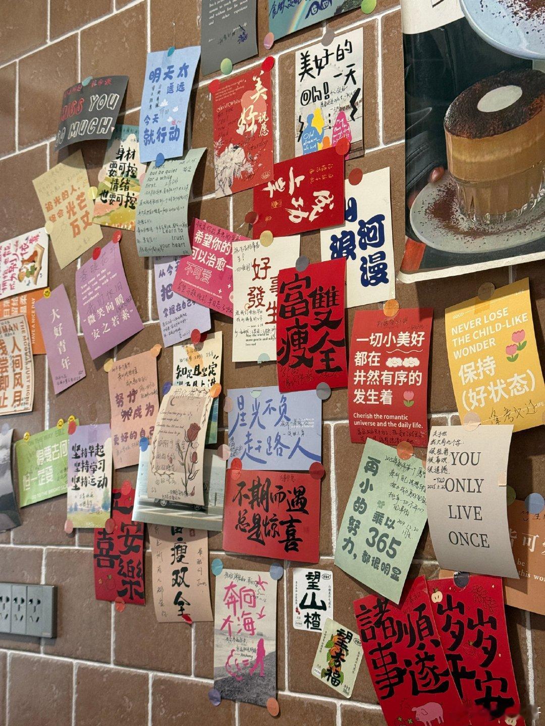 🥳人总是在最接近幸福时最幸福，
比如和好朋友约好周末一起吃饭，
比如这是生日月，
比如马上到来的长假。 ​