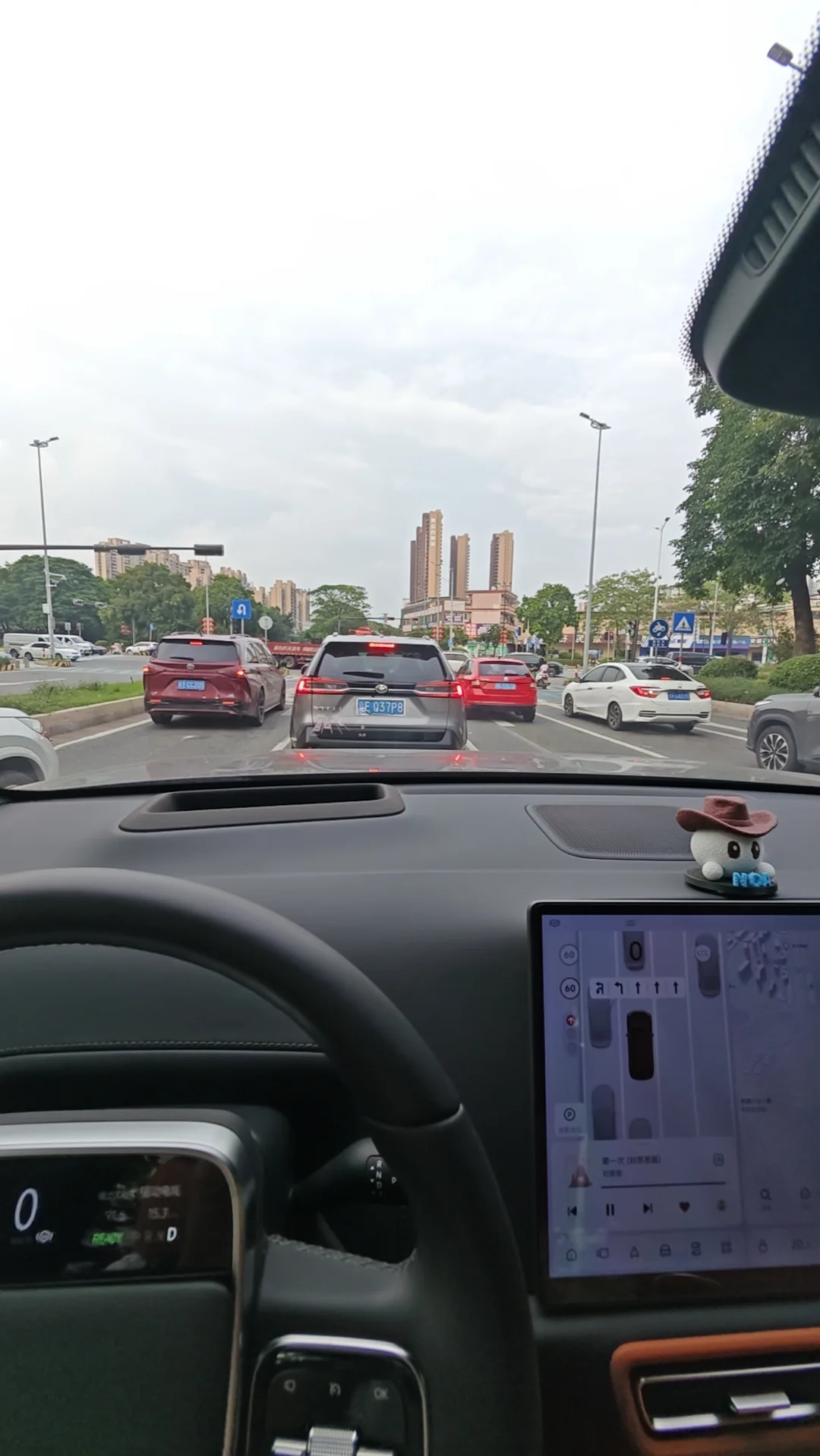 夏天的美好，是一家人坐在理想车里给予的。宽敞座舱，安静空调，智驾分担长途疲惫，后