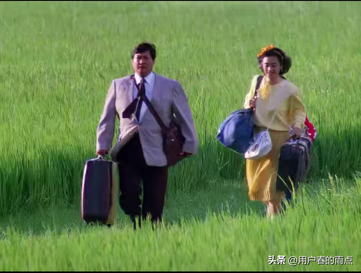 1989年上映的一部香港电影《八两金》，讲述了上世纪80年代一个在美国开出租车的纽约华人回到潮州乡下老家探亲的故事。

男主角“猴子”是偷渡到美国的，闯荡了16年才混到绿卡，这时他思乡情切，少小离家老大回，就想着要衣锦还乡。

在“猴子”的观念里，潮汕老家的风俗，男人身上没有八两金