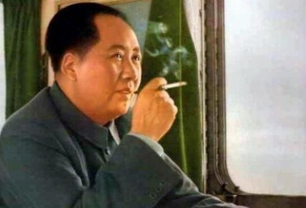郁达夫曾写下：“没有伟大的人物出现的民族，是世界上最可怜的生物之群；有了伟大的人