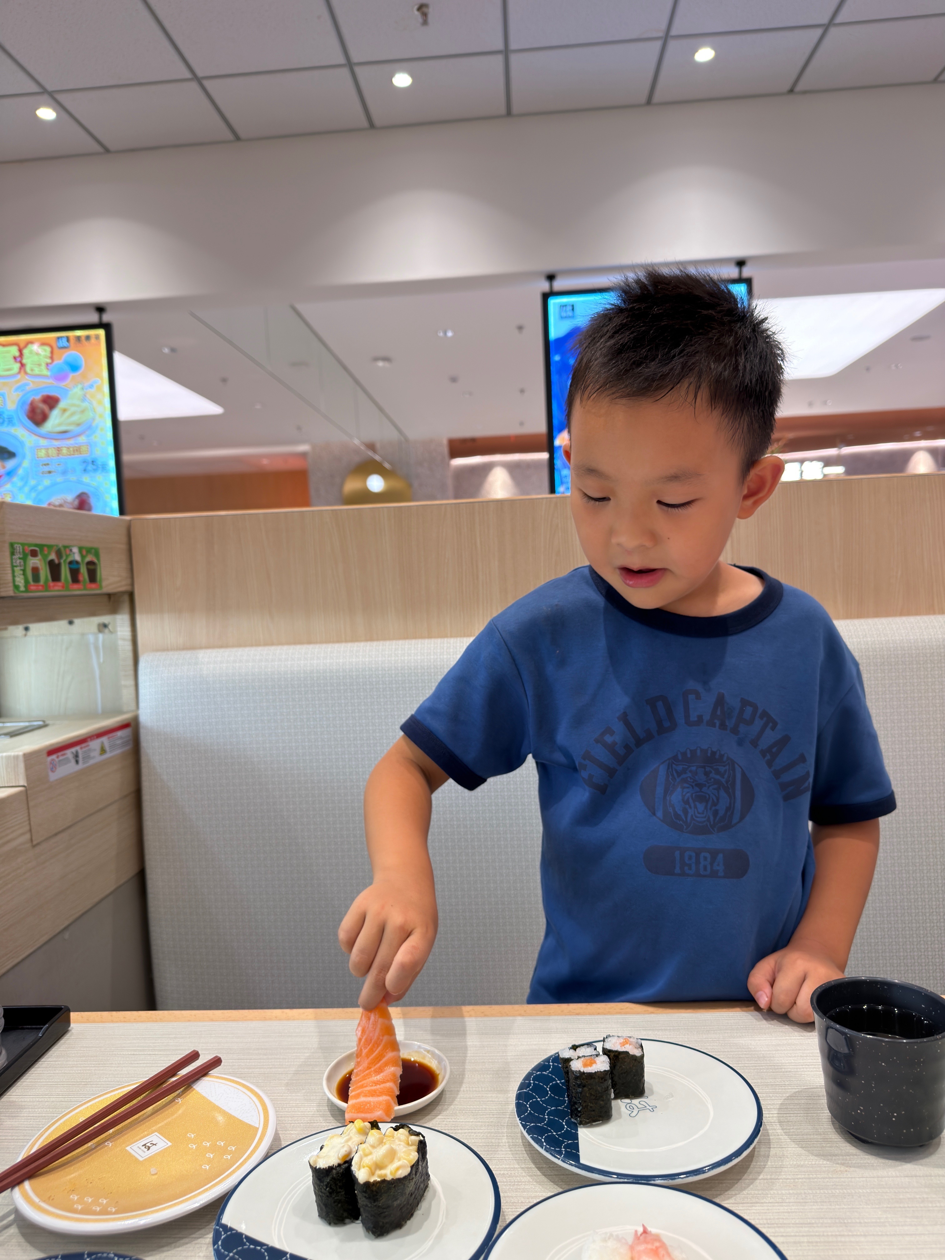 今天他生日🎂🎂吃完饭路过彩票店，突发奇想，想买一张刮刮乐（平时没有...