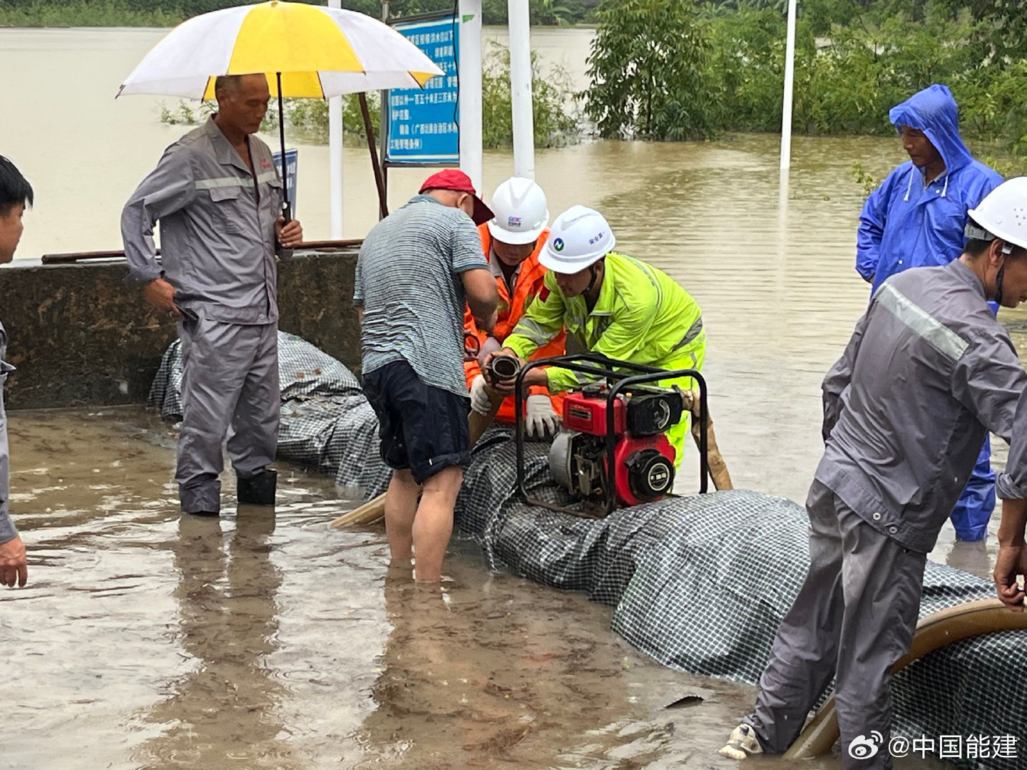 筑牢堤坝】近日，受台风“巴威”影响，广西来宾市武宣县赖山村新塘水库原有...